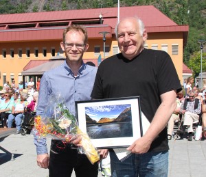 Breheimsenteret frå målprisen 2014. Oddmund Hoel (Luster mållag) og Peder Kjærvik (Breheimsenteret)